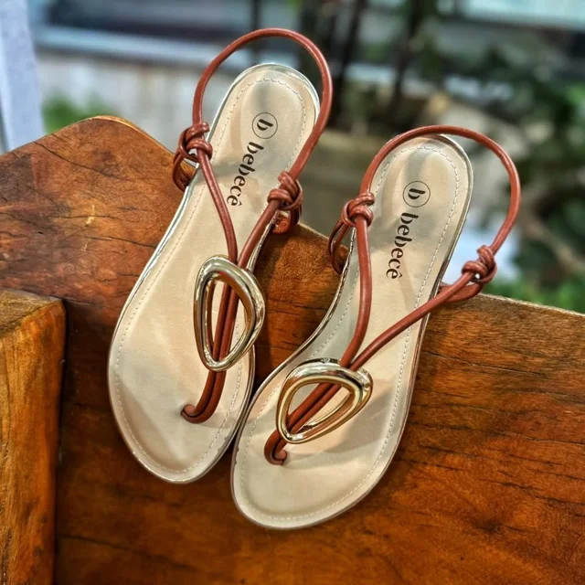 Rasteiras Bebecê caramelo com detalhe dourado